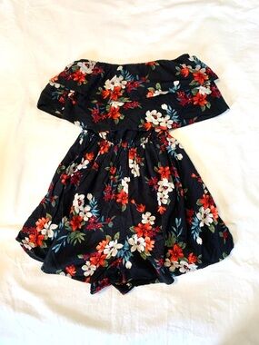 Hollister floral Romper Size Small
